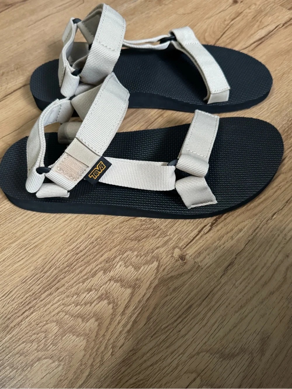 NEW Teva  Size 9 Flatform Universal Sandal